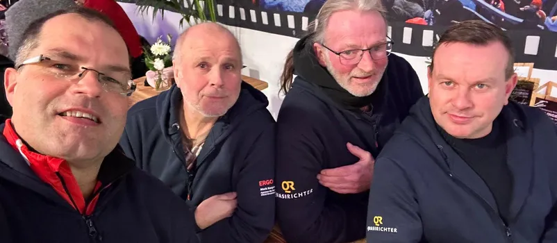 Kooperationspartner gemeinsam beim Ski-Springen in Willingen. Quasi-Richter und ERGO Agentur Mark Karpenstein am 31.1.26