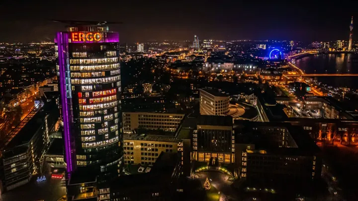 Der ERGO Tower in Düsseldorf, bei Nacht...