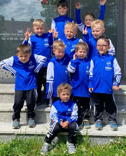 Neue Trainingsanzüge für die G-Jugend der SpVgg Kirchdorf