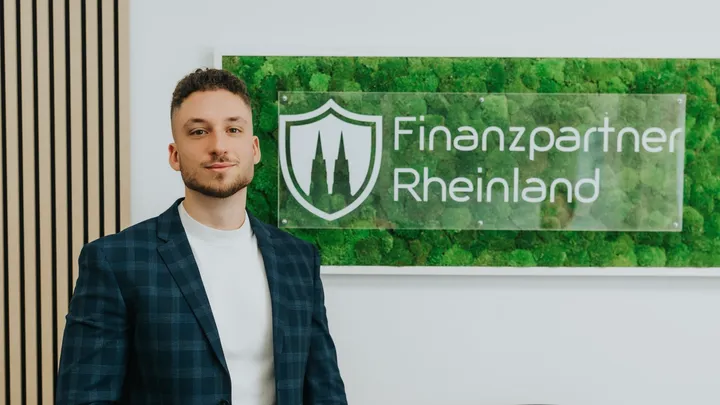 Finanzpartner – das ist kein Name, das ist unser Versprechen:
Wir sind an Ihrer Seite – nicht nur bei Versicherungen, sondern in allen finanziellen Fragen.
Nicht als Verkäufer. Sondern als echte Partner.
