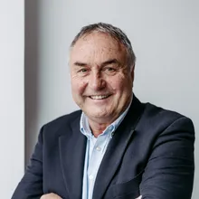 Axel Bastian