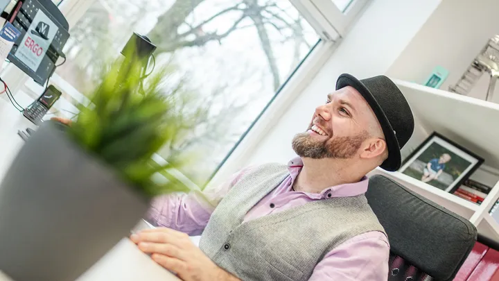 Den Hut auf hat, Phillip Brouwers