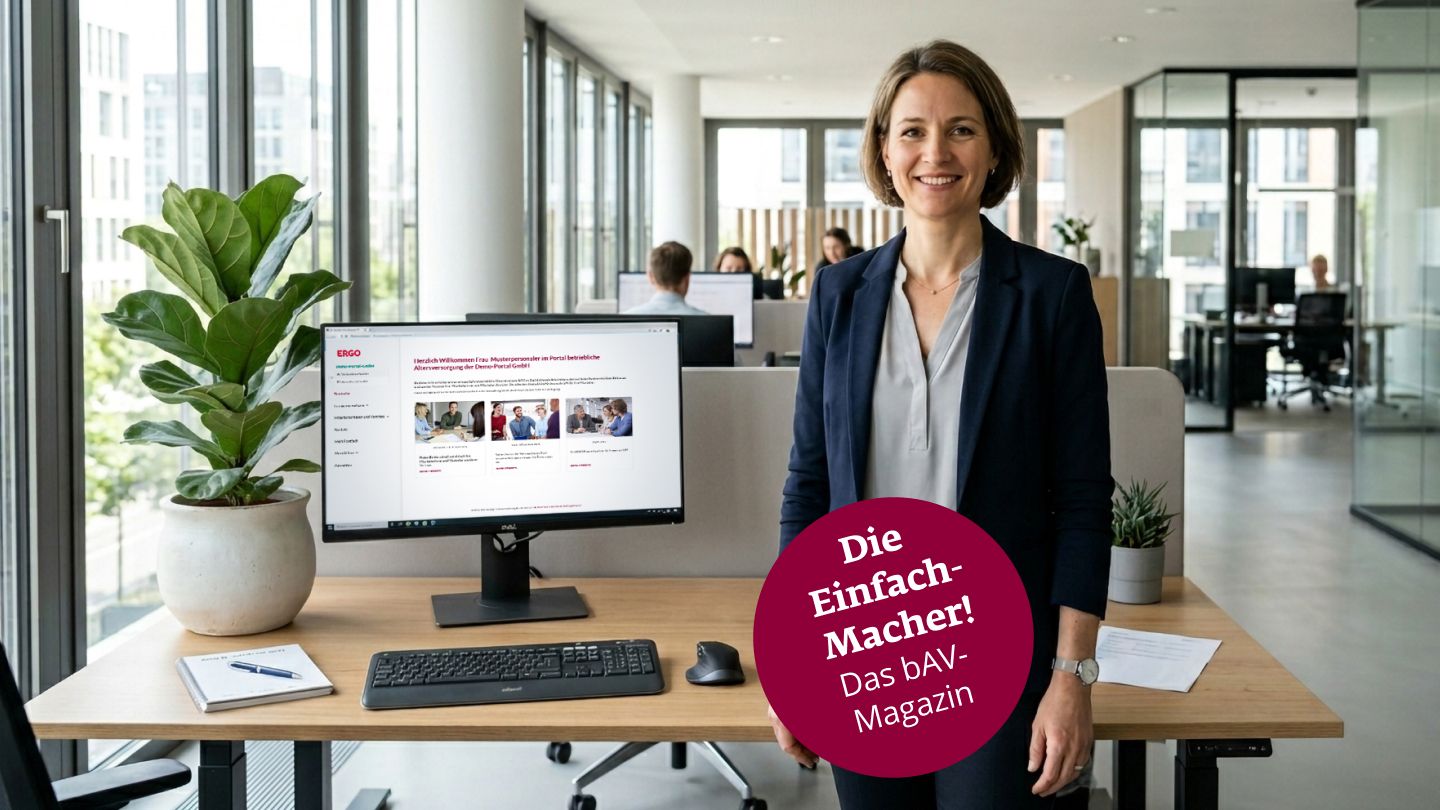Arbeitgeberportal Titelbild: Anna Müller steht vor ihrem Schreibtisch. Im Hintergrund ist das Arbeitgeberportal auf ihrem Bildschirm geöffnet.
