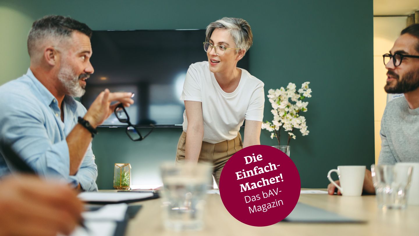 Unterstützungskasse Titelbild: Zwei Personen unterhalten sich in einem grünen Büro über die Vorteile der Unterstützerkasse