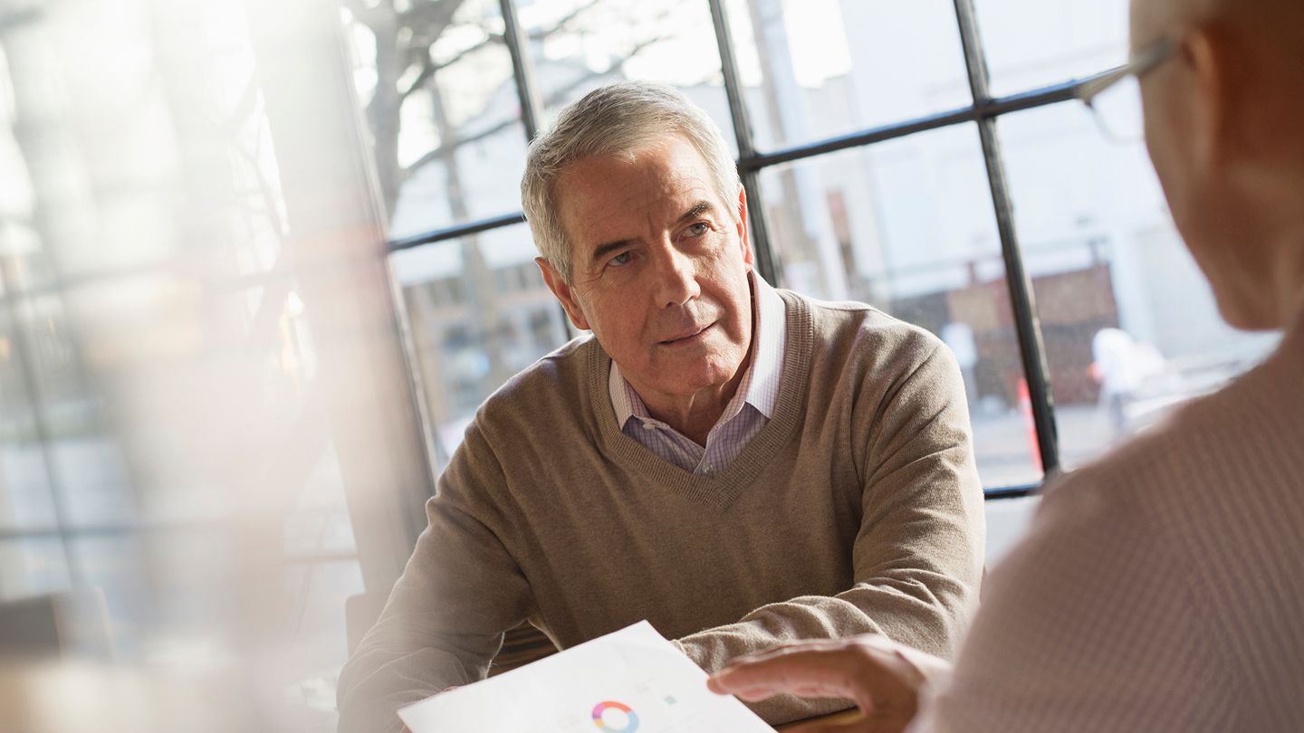 Bild von Steffen Burkhardt in einem Bürogebäude