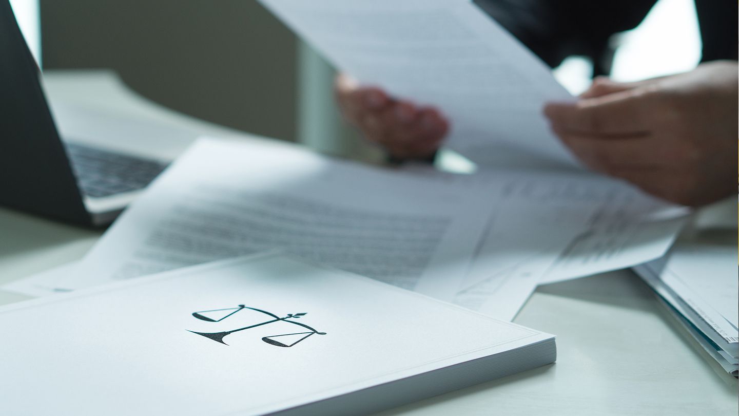 Gesetzestexte auf einem Tisch