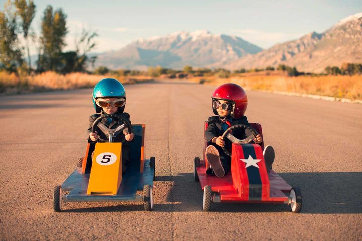 Zwei junge Geschäftsleute sind bereit, Ihr Unternehmen an die Spitze zu bringen.