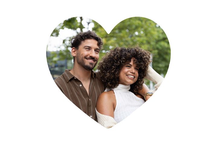 Laila und Consti sitzen im Park auf einer Bank