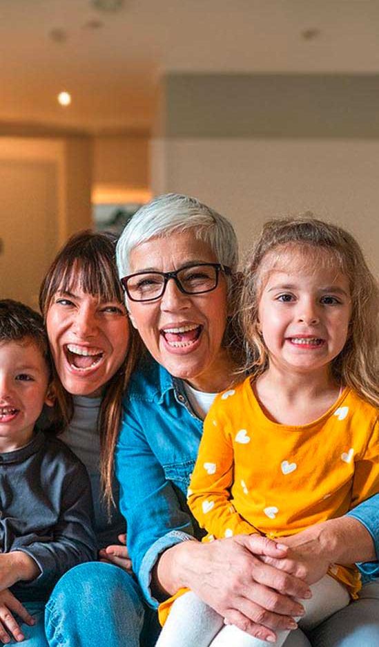 Eine große glückliche Familie; drei Generationen im Bild.