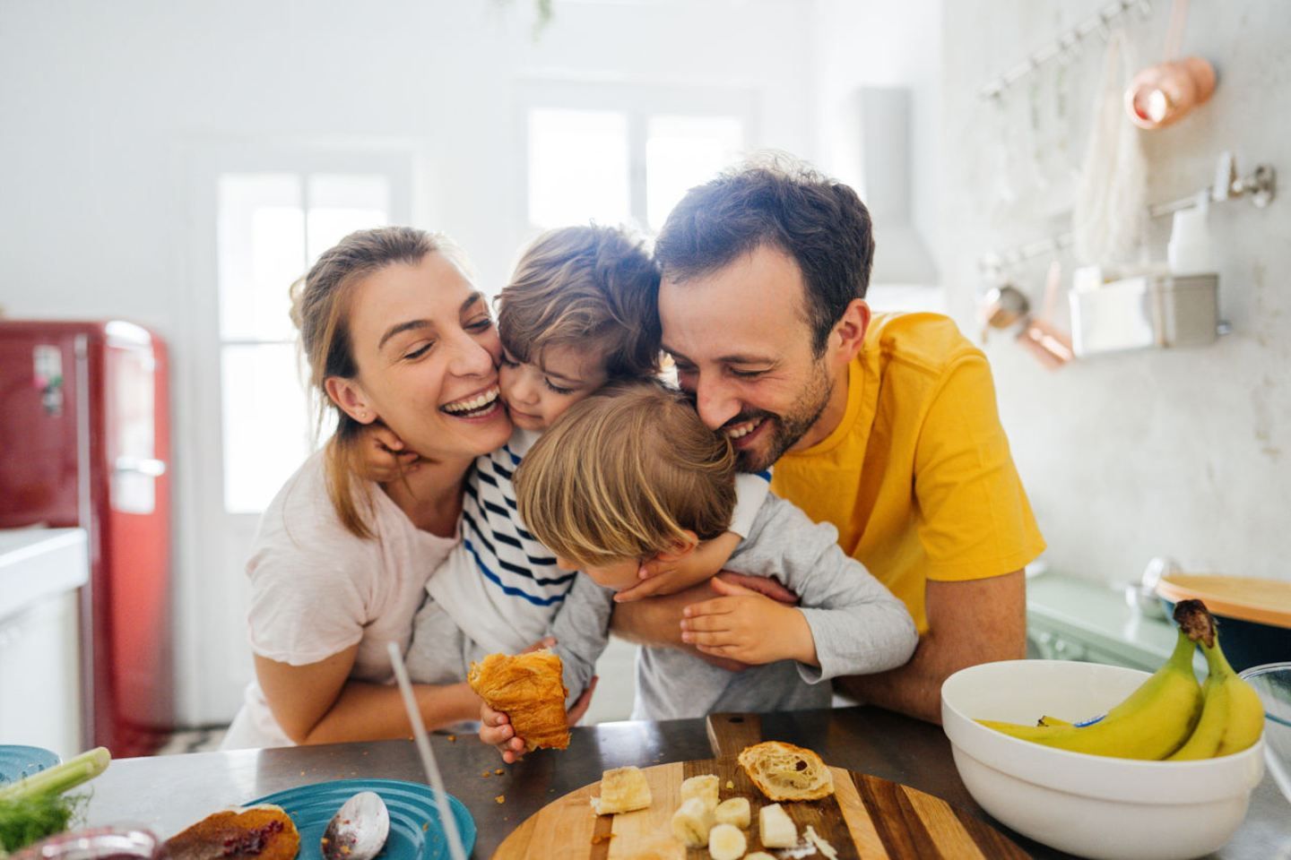 Eine Familie kocht gemeinsam in der Küche