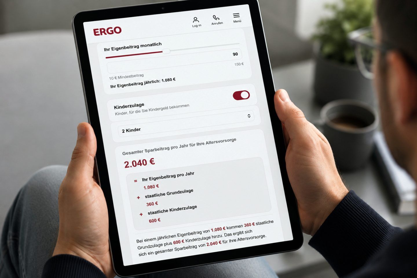 Mann errechnet mit dem ERGO Förderrechner seine mögliche künftige Förderung.