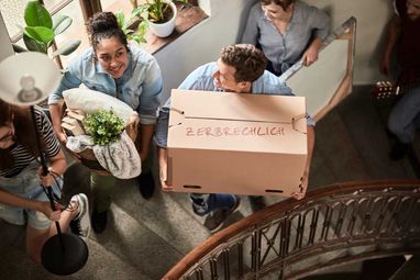 Junge Leute helfen beim Umzug.