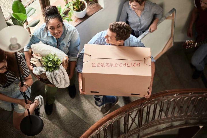 Junge Leute helfen beim Umzug.