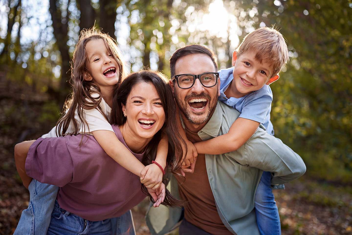 Familie beim Spaziergang im Wald