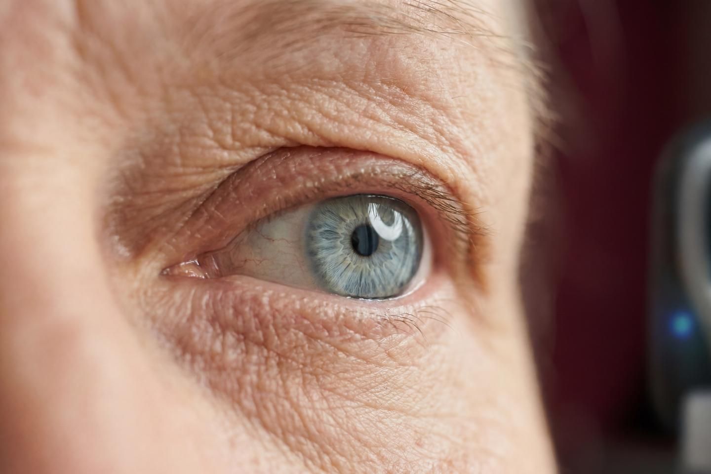 Auge einer älteren Person ist abgebildet