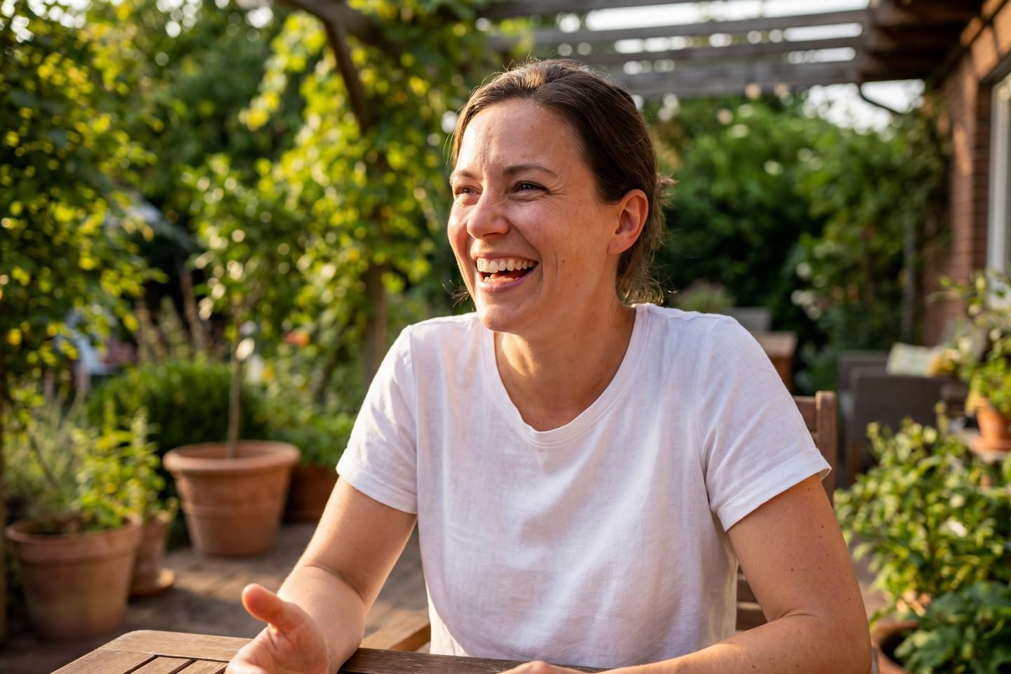 Eine Frau sitzt glücklich in der Sonne.