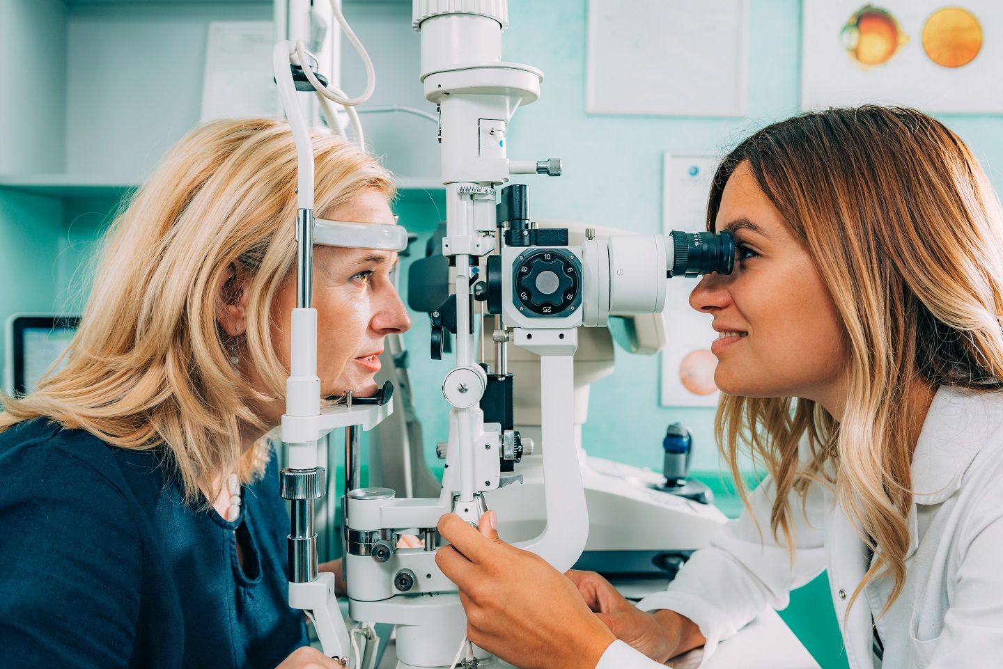 Augenarzt bei der Untersuchung eines Patienten mit der Spaltlampe.
