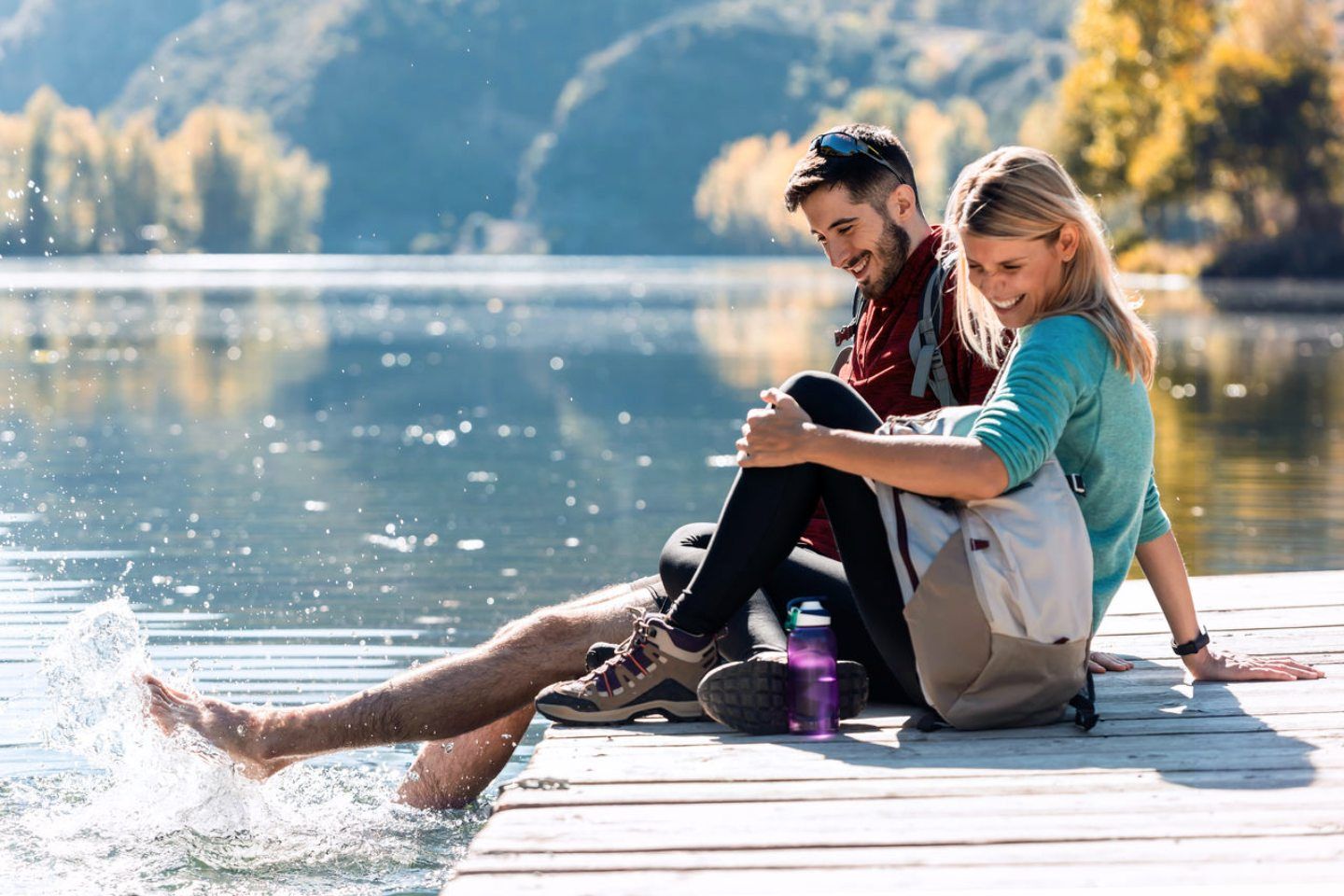 Ein Paar sitzt am See
