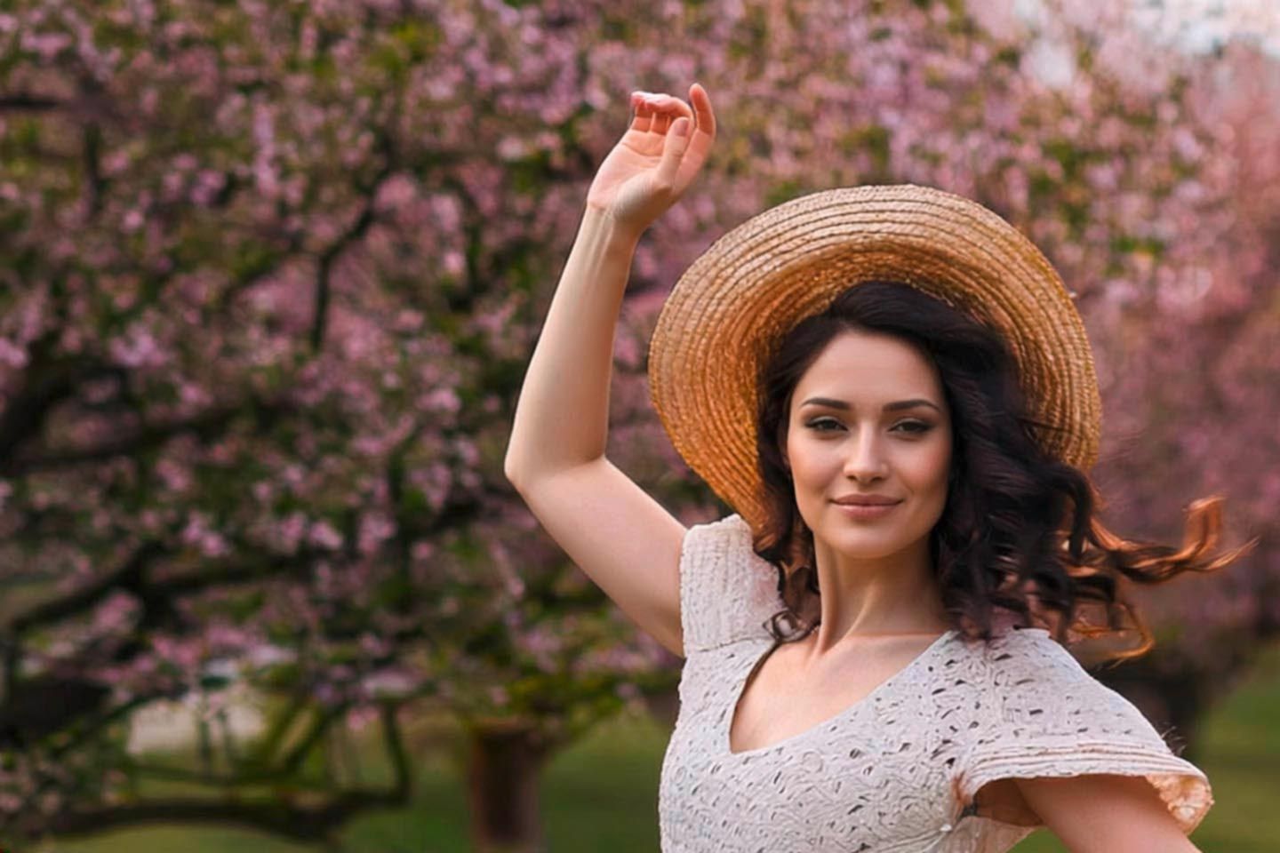 Eine junge Frau spaziert durch den Kirschgarten