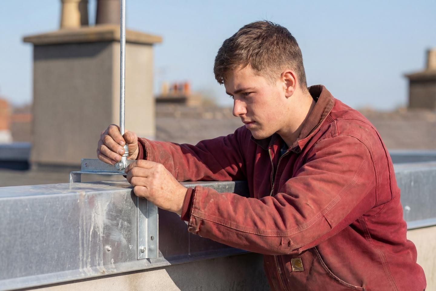 Handwerker installiert Blitzableiter
