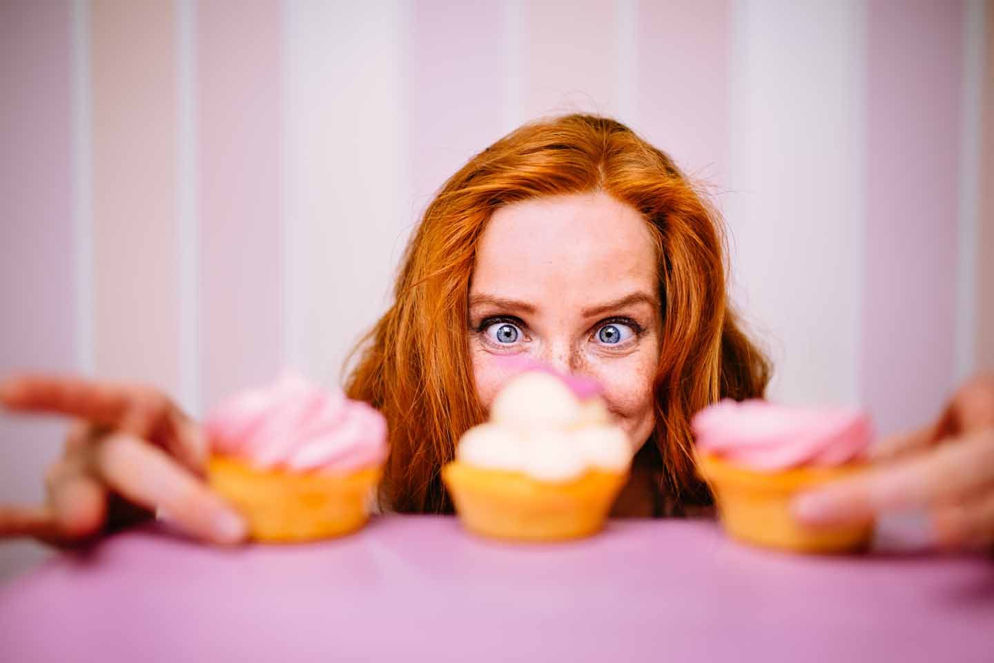 Eine Frau isst Cupcakes