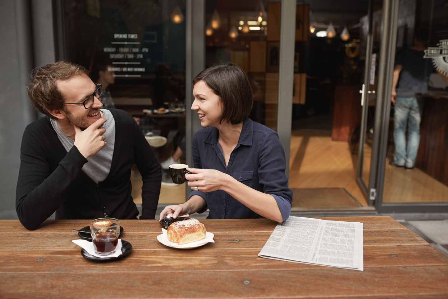 Ein Paar sitzt im Café.