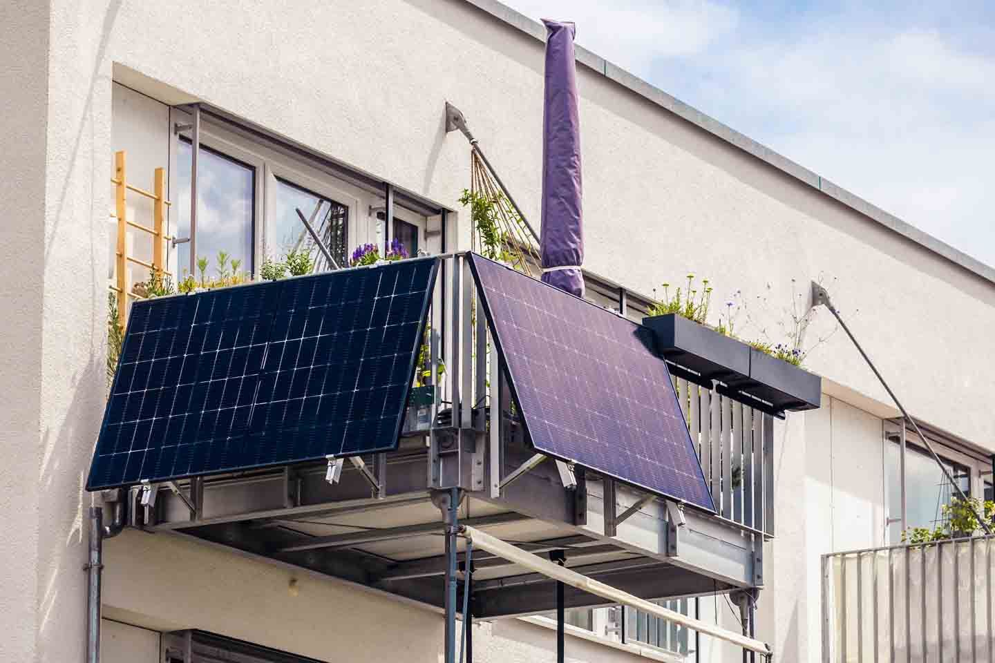 Am Balkon ist Solarmodul.