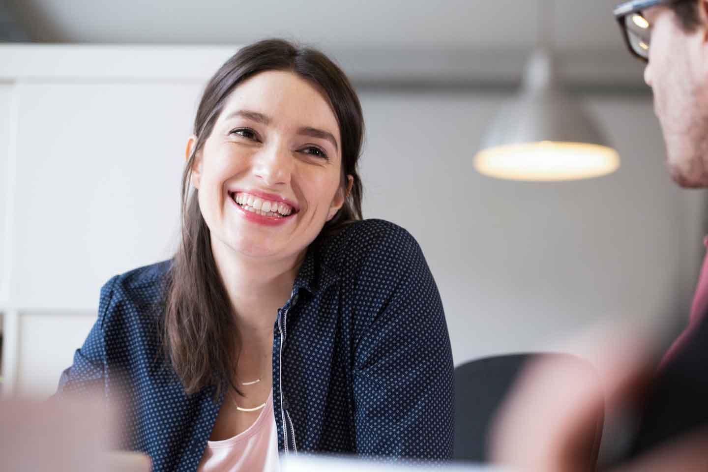 Eine Frau ist im Büro.