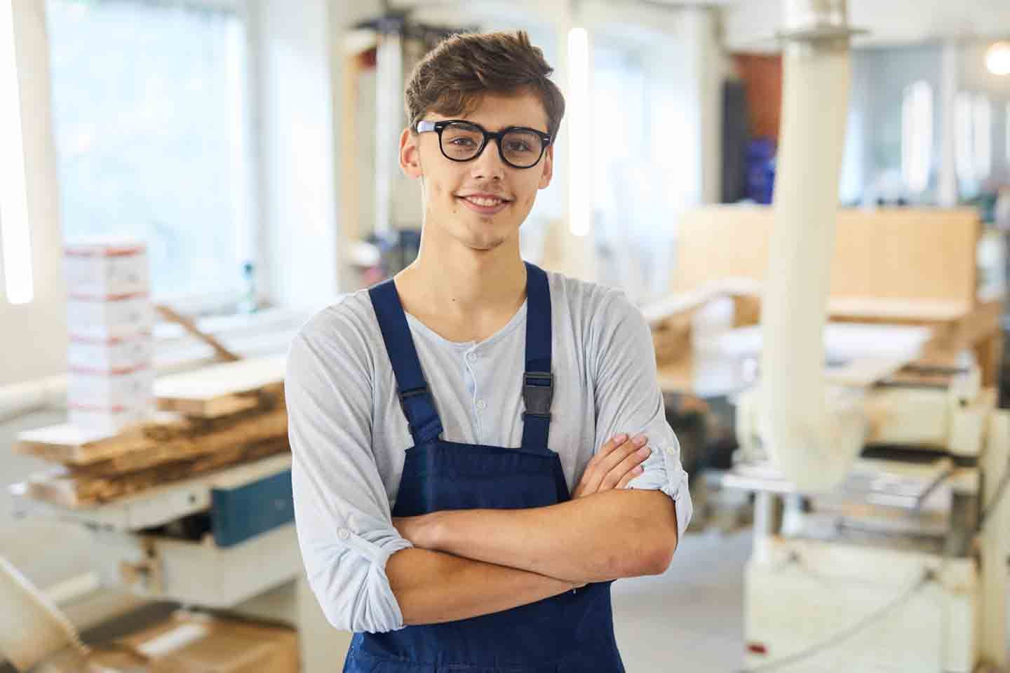 Ein Lehrling freut sich über eine Ausbildung.