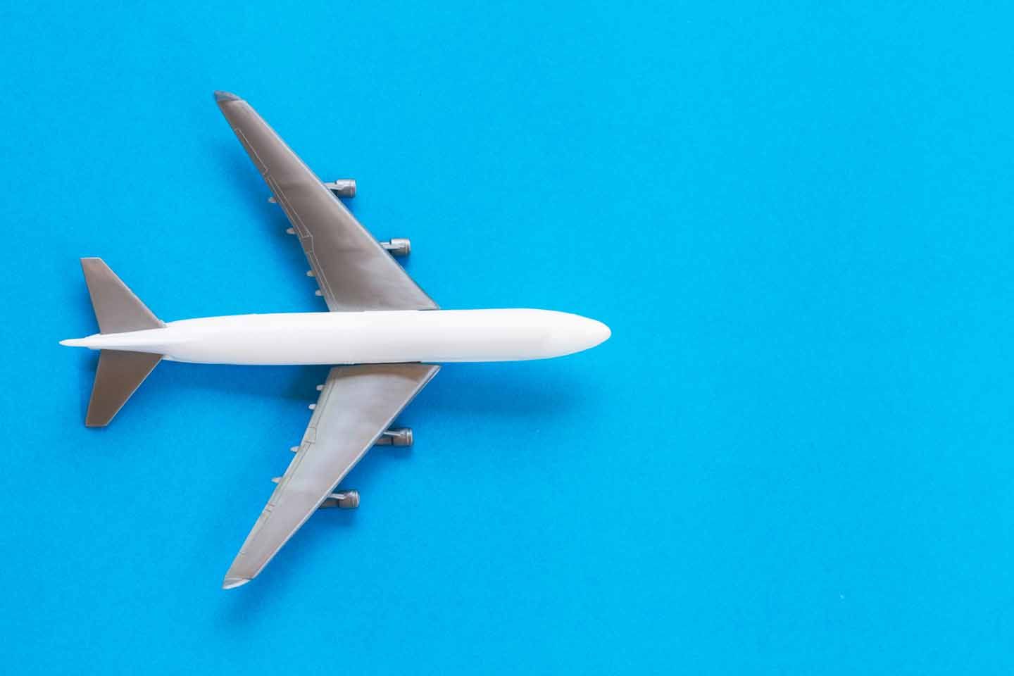 Ein Flugzeug auf blauem Hintergrund. 