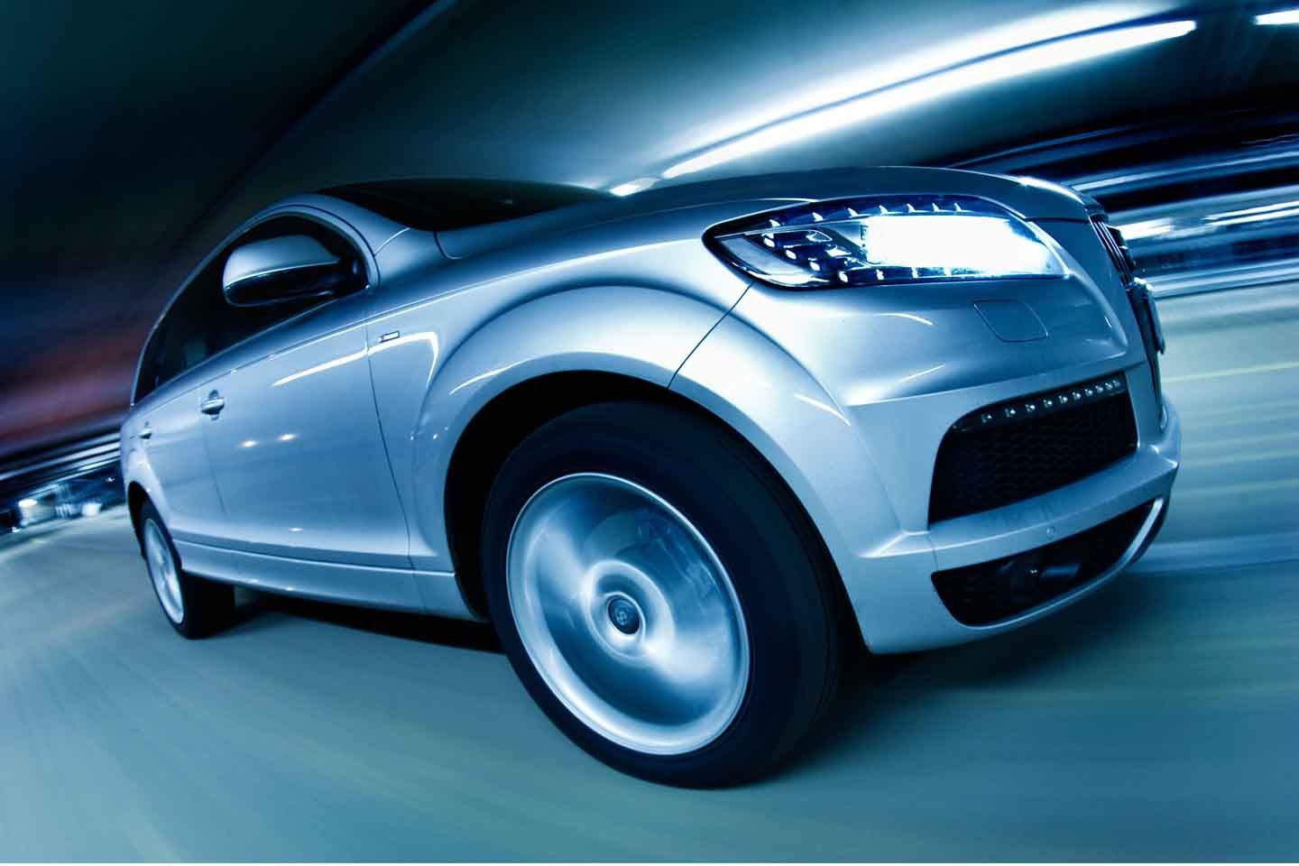 Ein Auto fährt im Tunnel.