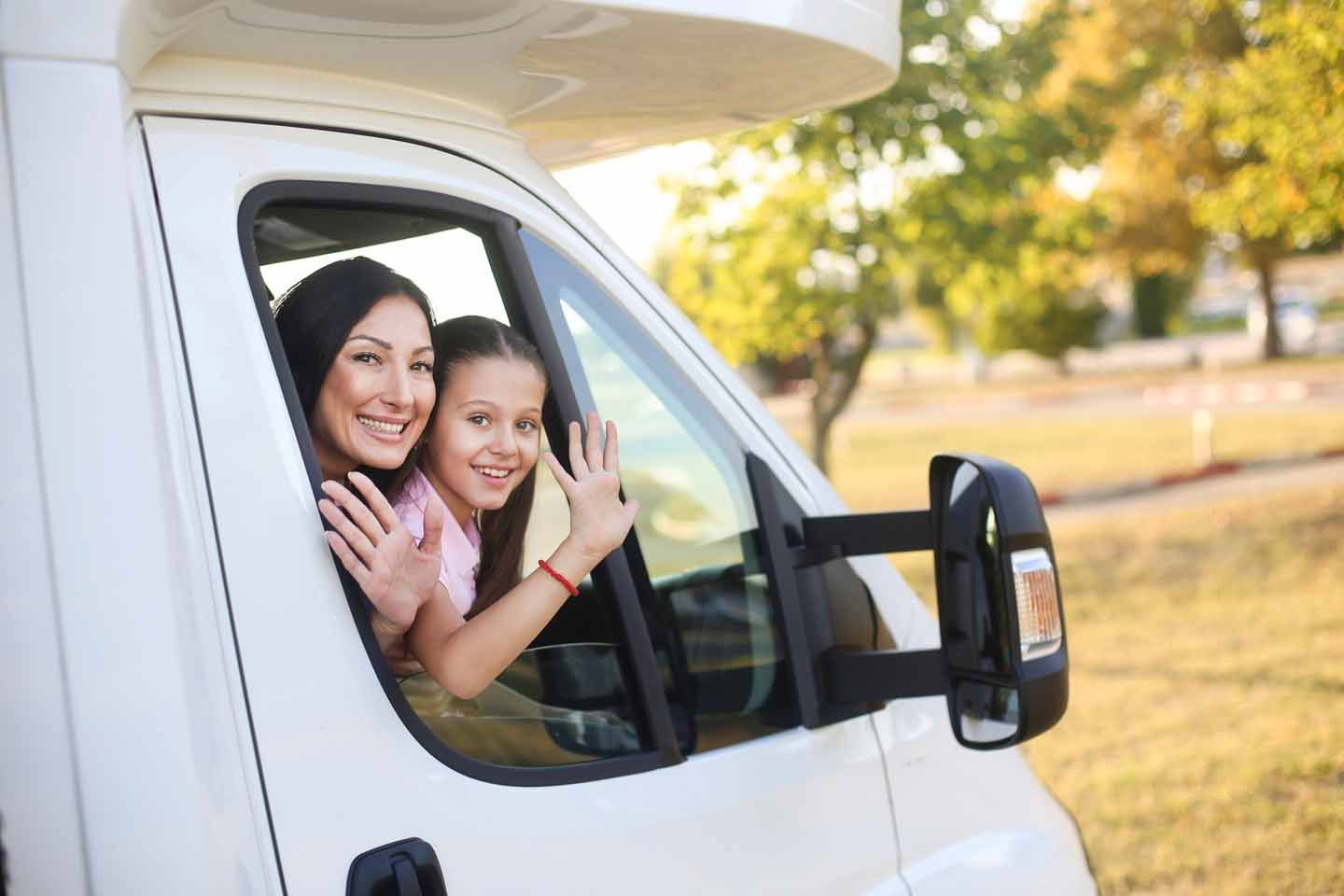 Eine Frau und ein Mädchen sind in einem Wohnmobil.