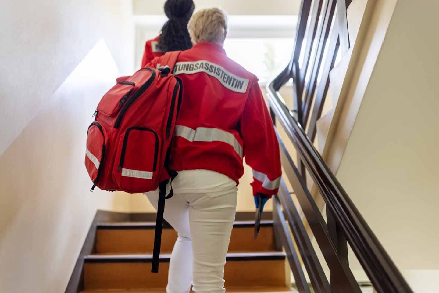 Zwei Rettungsassistententinnen sind auf dem Weg zum Patient.