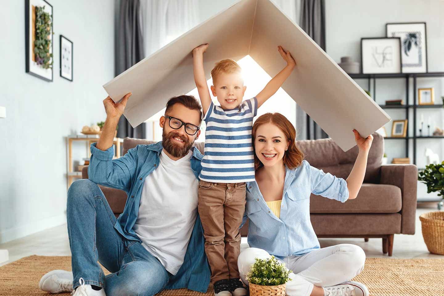 Familie spielt im Wohnzimmer