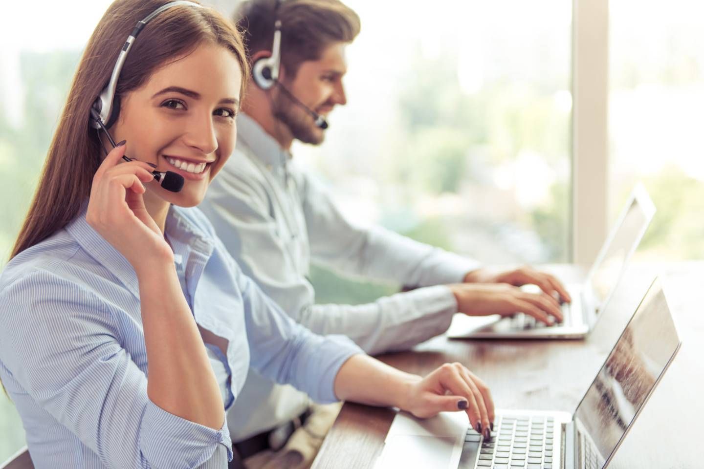 Zwei Servicemitarbeiter mit Headsets.