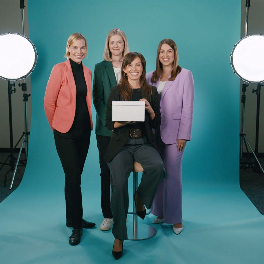 Vier Frauen vor einer blauen Leinwand am Filmset