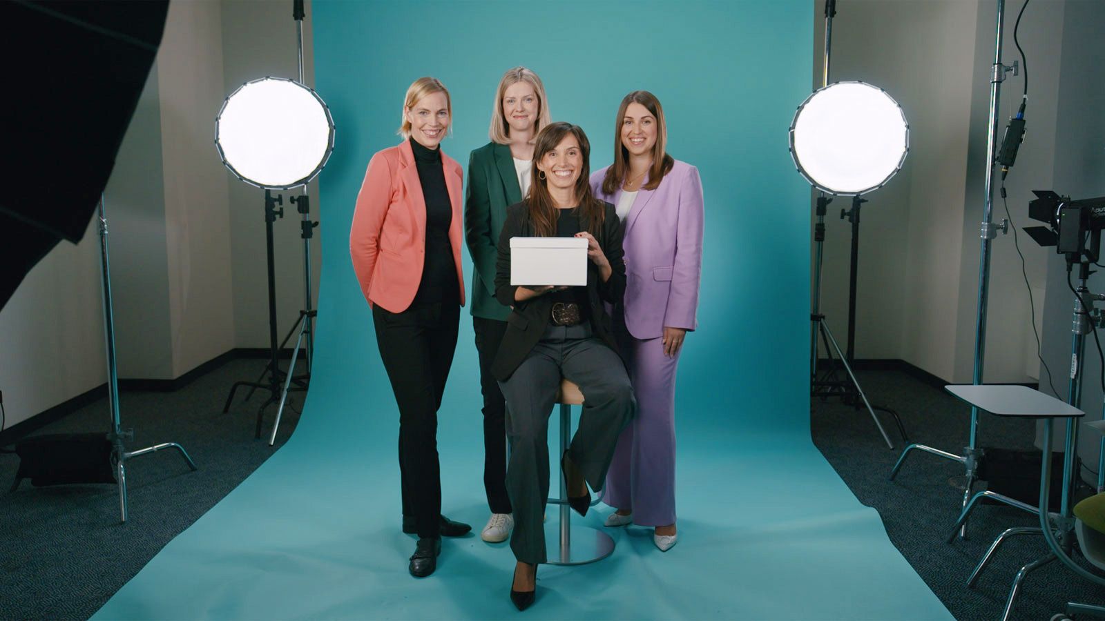 Vier Frauen vor einer blauen Leinwand am Filmset