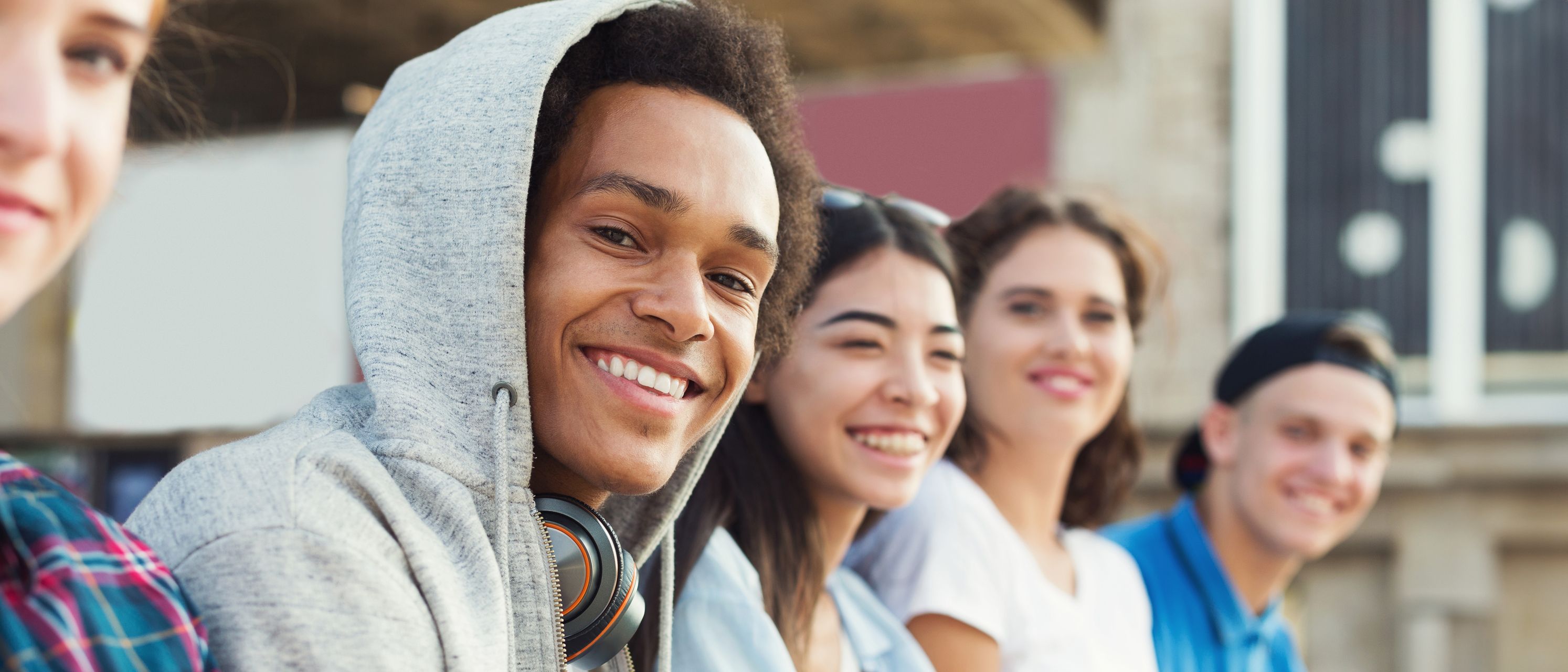 Junge Leute lachen zusammen