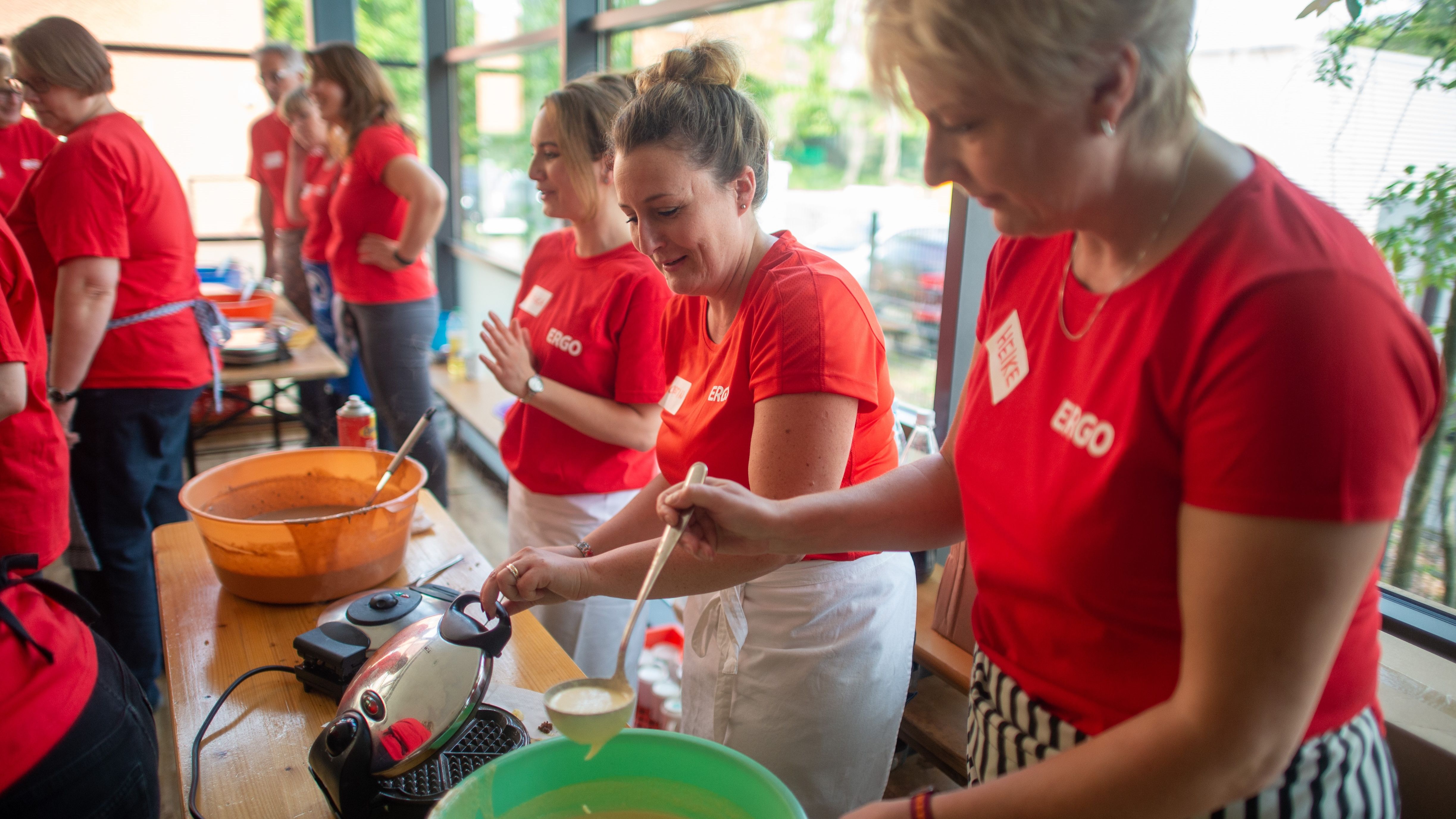 Frauen backen Waffeln