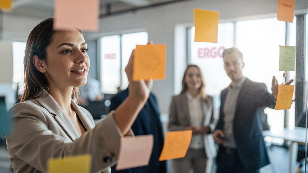 Männer und Frauen in einem Workshop (Bild KI-unterstützt generiert)