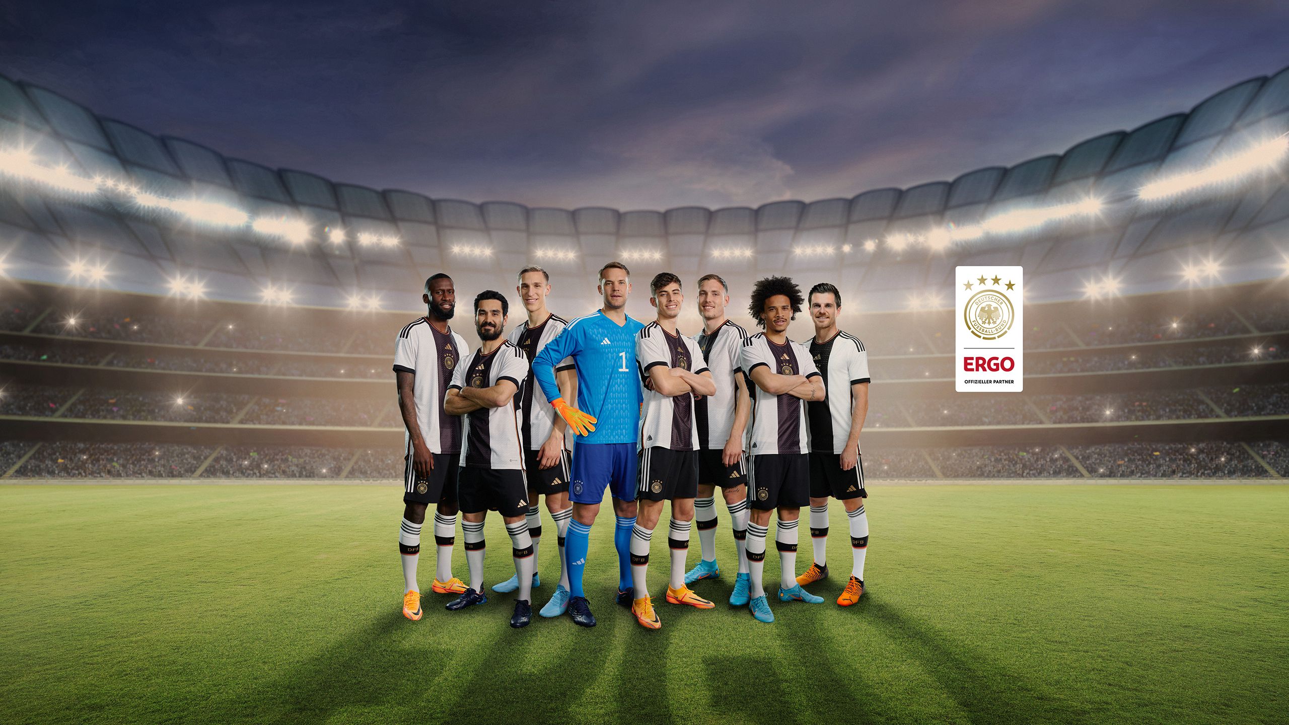ofizielles DFB Bild mit Nationalspielern die in einem fiktiven Stadion stehen, der Rasen vor ihnen zeigt das ERGO Logo