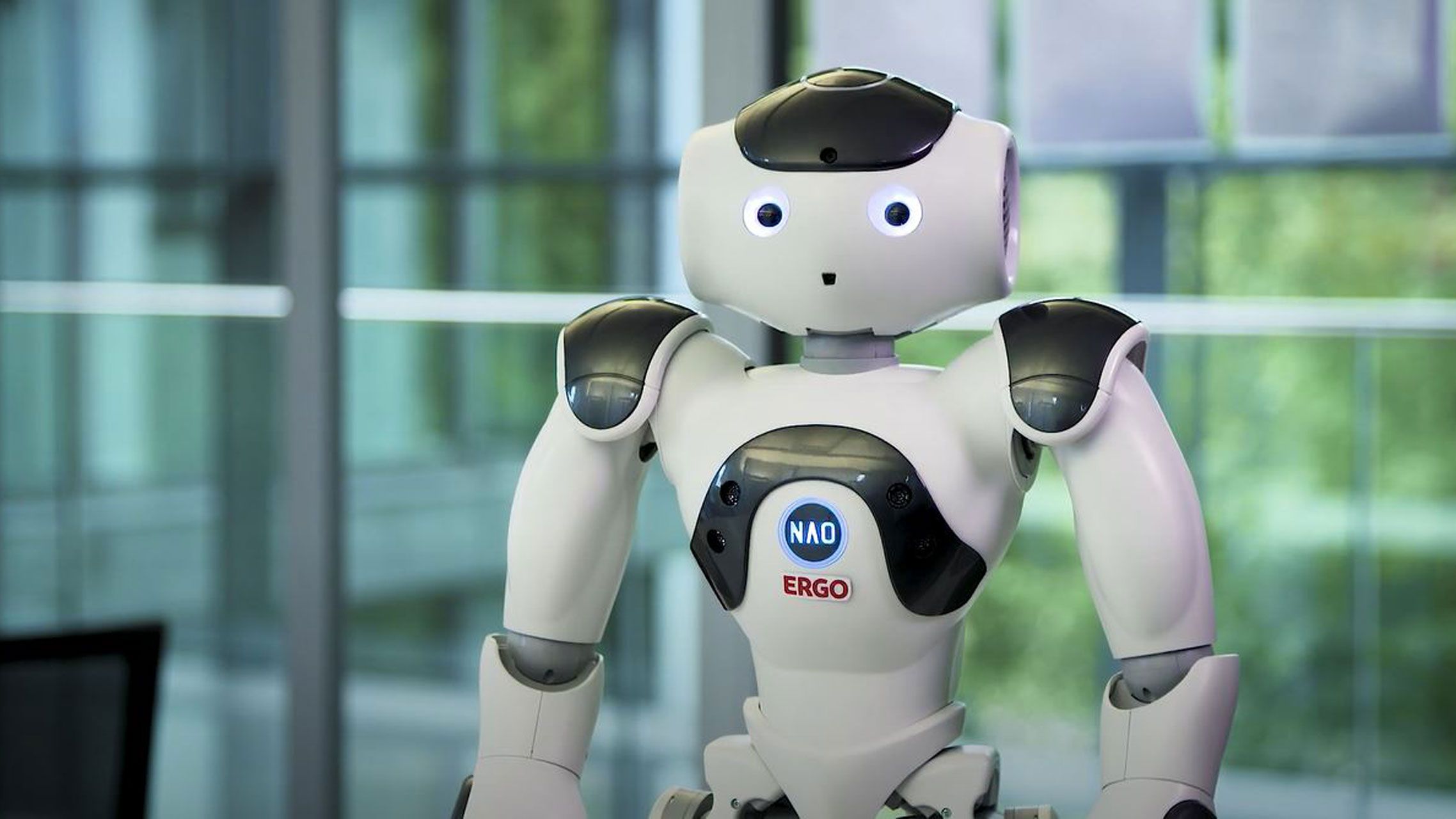 Roboter Naomi mir ERGO Logo