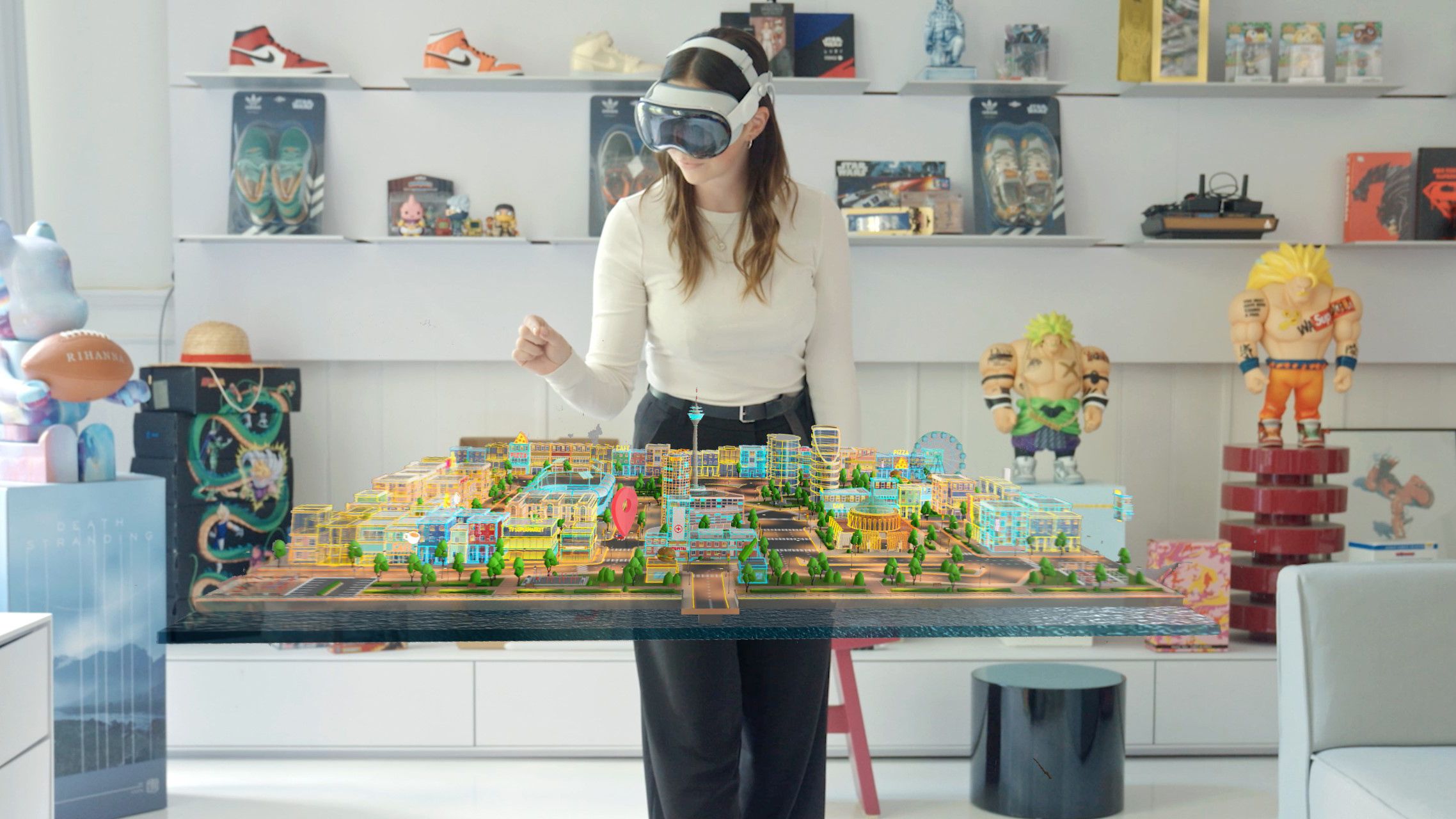  Frau hat VR Brille auf, die vor ihr eine virtuelle Umgebung anzeigt