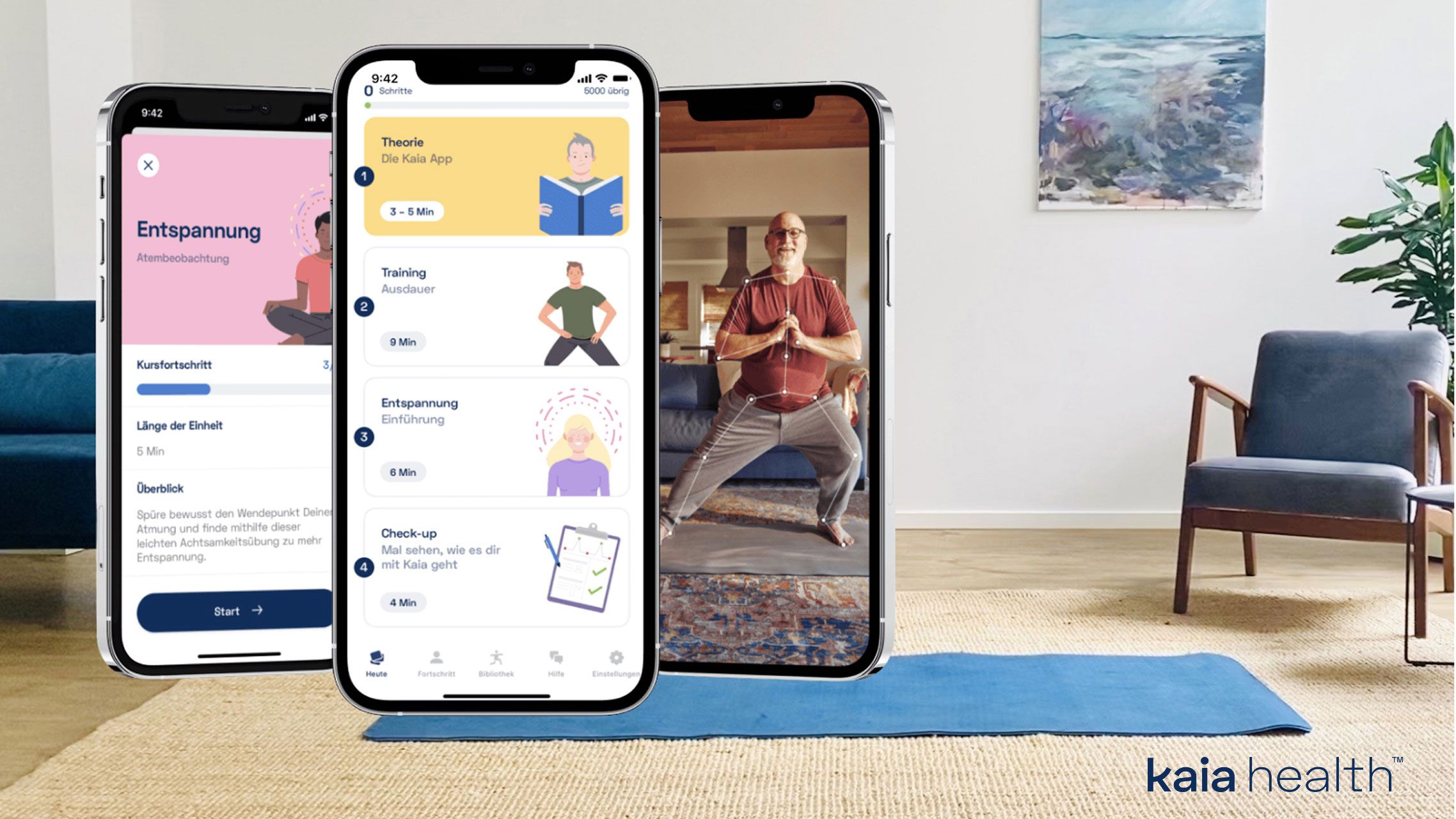 Drei überdimensionalecHandy Bildschirme nebeneinander in einem Zimmer angeordnet.