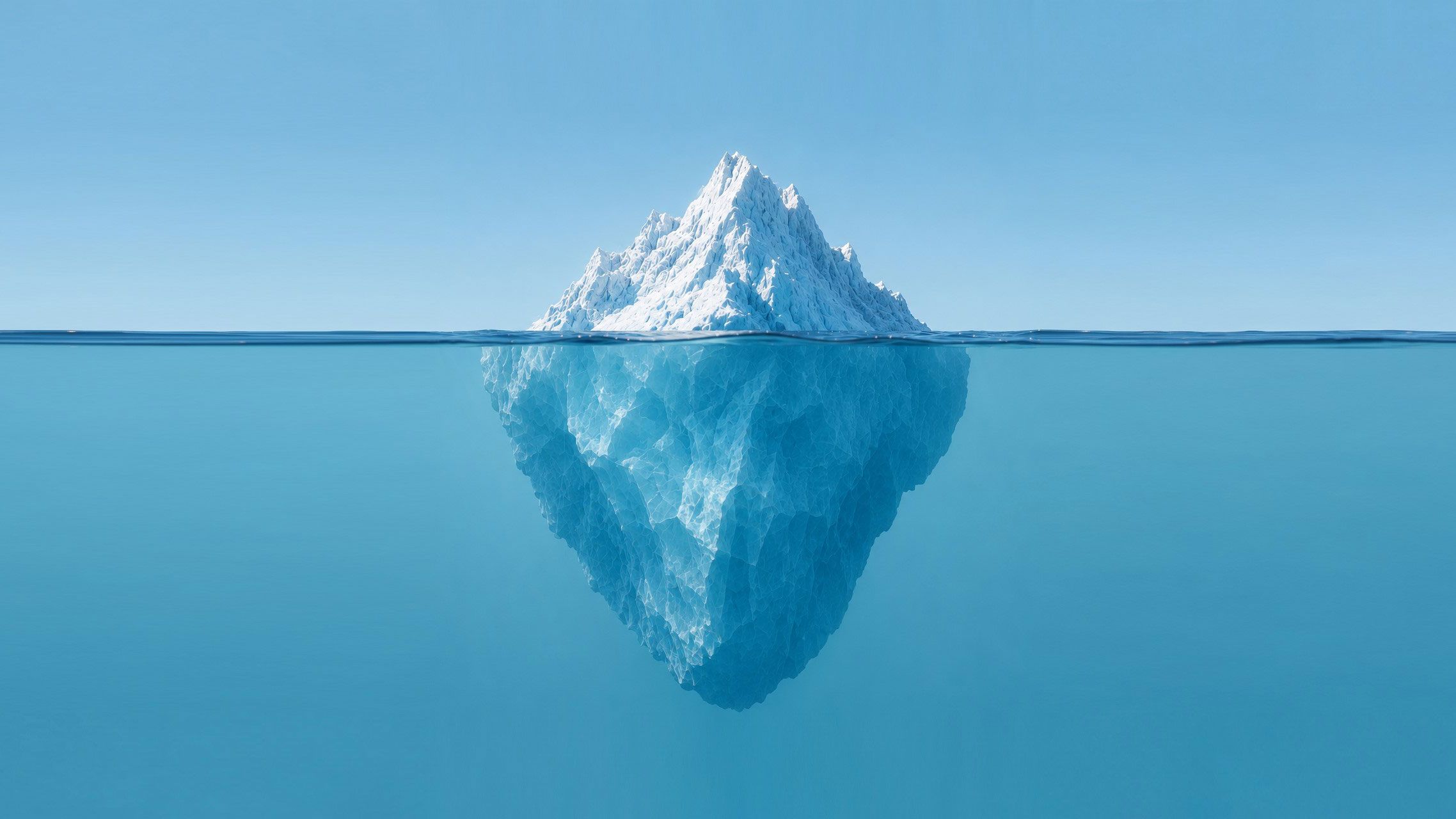 Seitenprofil eines Eisbergs über und unter Wasser