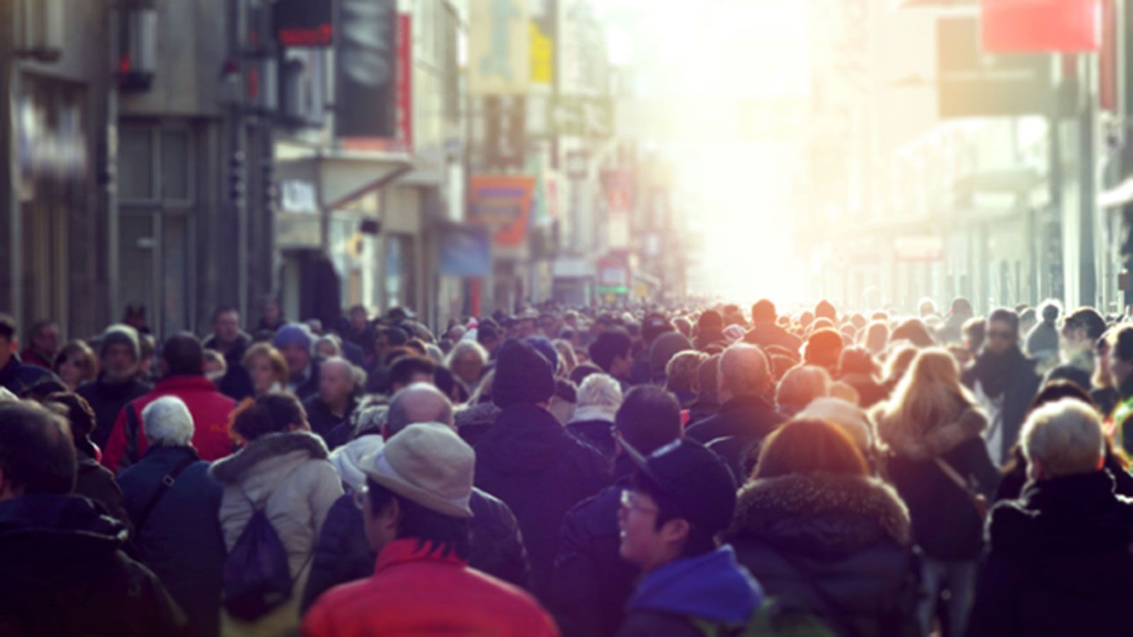 Menschen laufen in einer großen Ansammlung auf einer Straße.