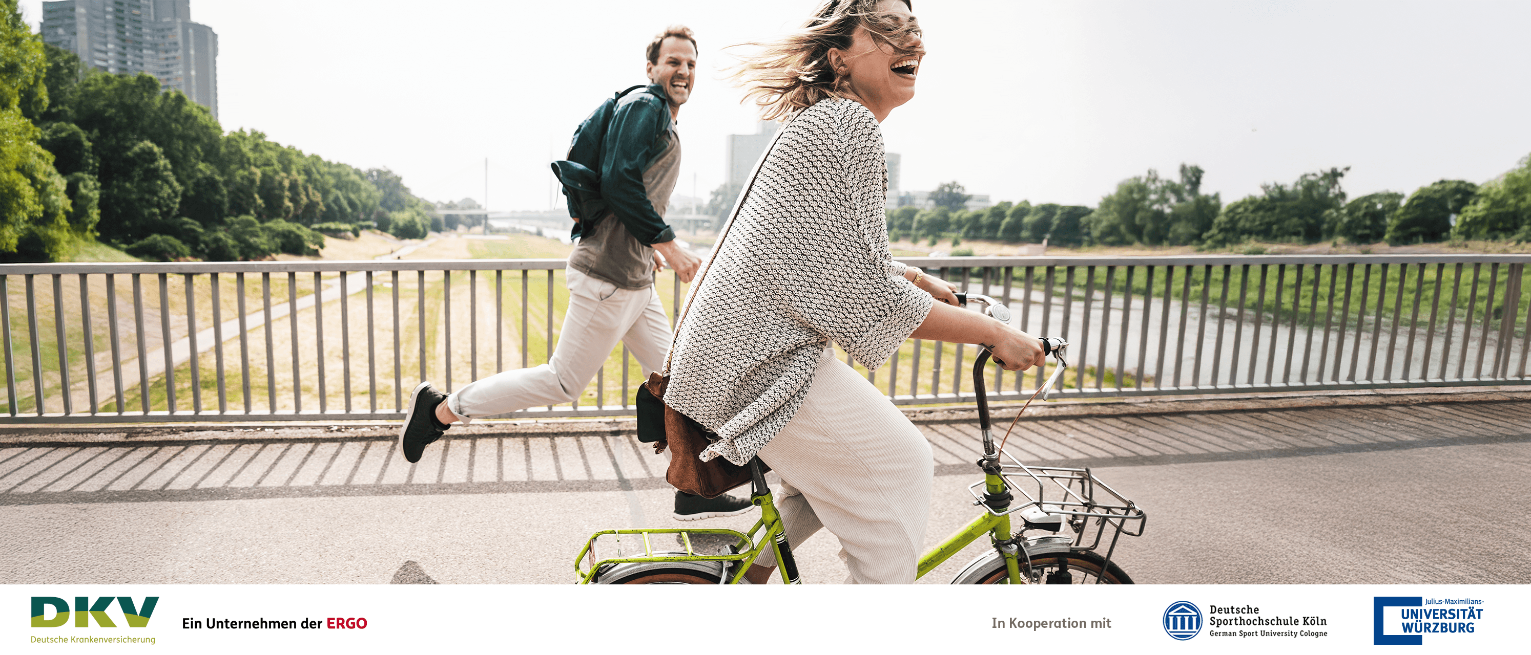 Frau fährt auf Fahrrad und Mann läuft daneben