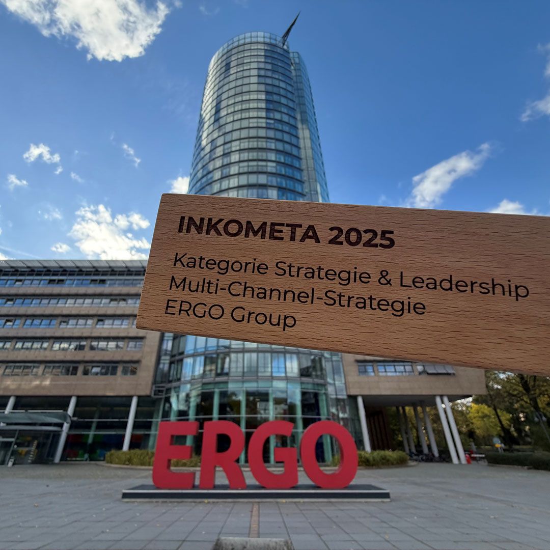 The wooden Inkometa Award is displayed outside the ERGO Tower in Düsseldorf.