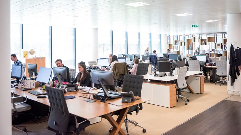 Mitarbeiter in einem Großraumbüro