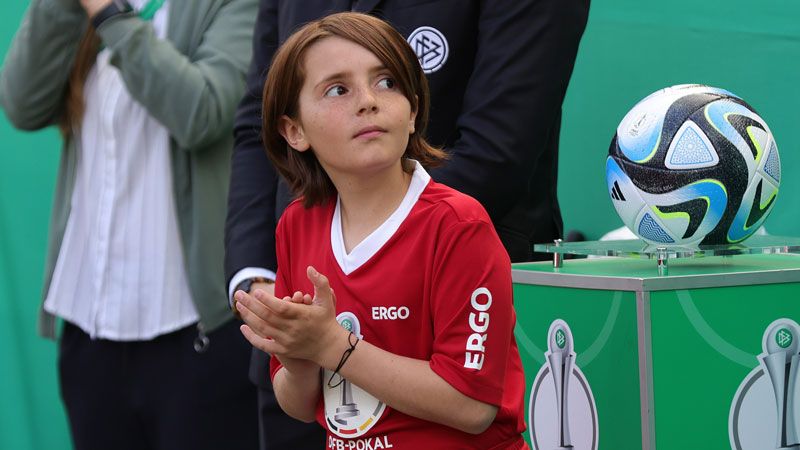 Balltragekind applaudiert